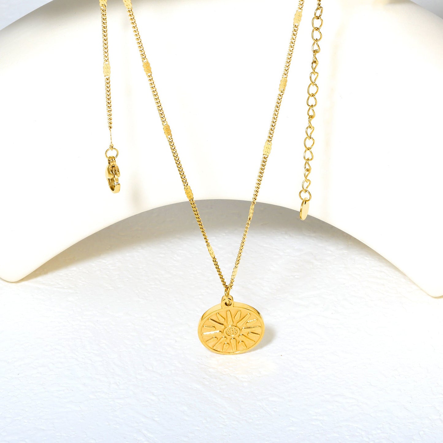 Niche Design Personality Sun Round Cake Pendant 18K Gold Necklace